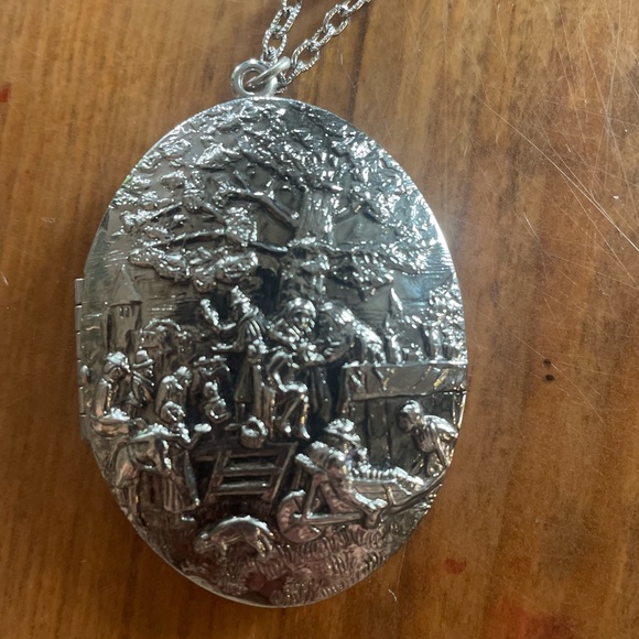 Vintage Perfume Large Oval Locket and Chain SilverTone Village Scene Unique - Picture 7 of 8